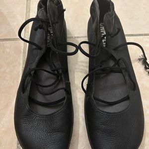 Camper Women’s Right Nina flats. Lace up black ballerina flats. Leather. Size 9.